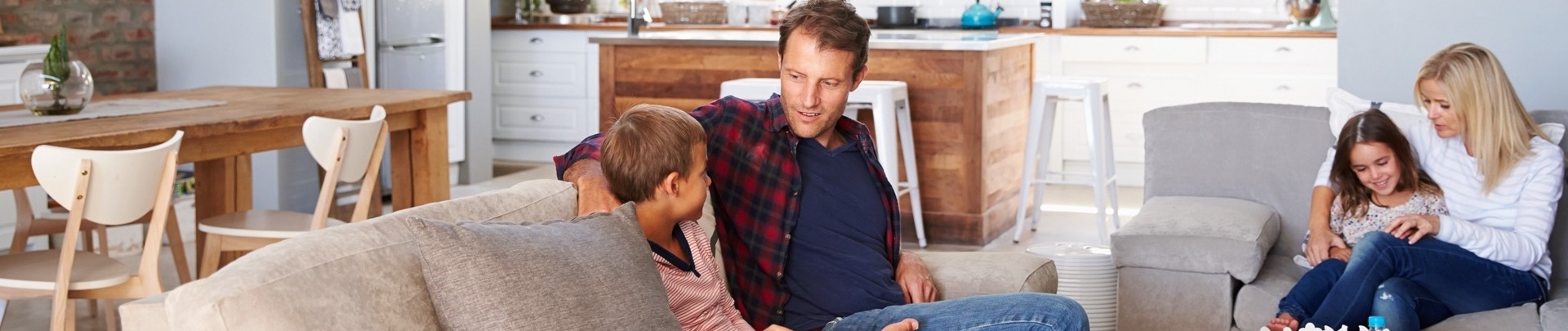 Gezin thuis in de woonkamer